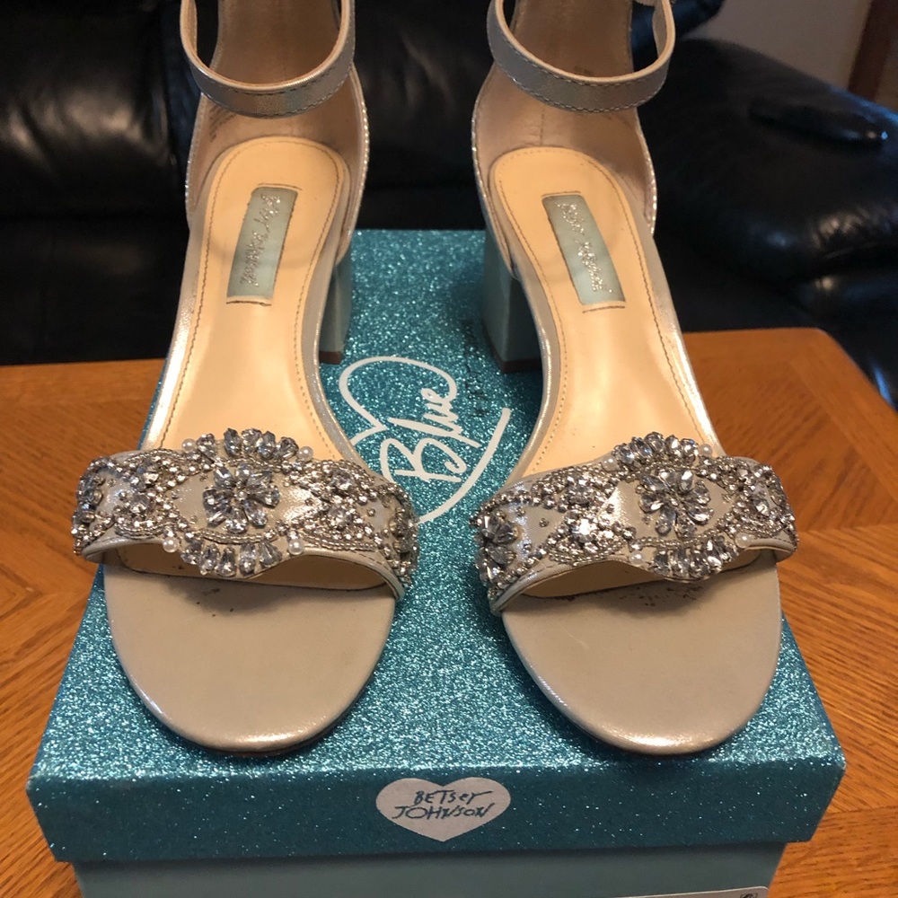 LIKE NEW BETSEY JOHNSON SILVER WOMENS SHOES 7.5